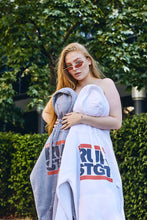 Lade das Bild in den Galerie-Viewer, We RUN STGT Hoodie Unisex - White / Grey