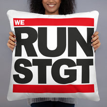 Lade das Bild in den Galerie-Viewer, We RUN STGT - das Knuffelkuschelkissen